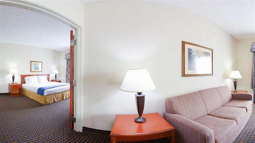 Comfort Nw Near Field Hotel